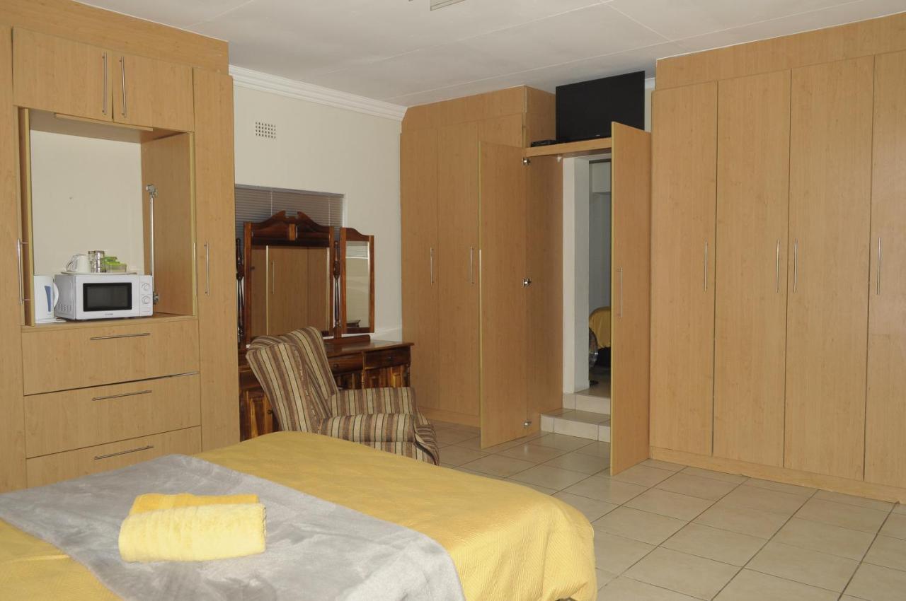 @Home Guest House Рустенбург Екстер'єр фото