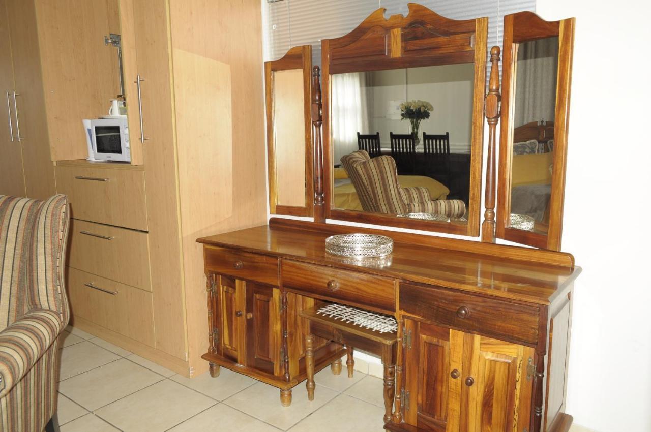 @Home Guest House Рустенбург Екстер'єр фото