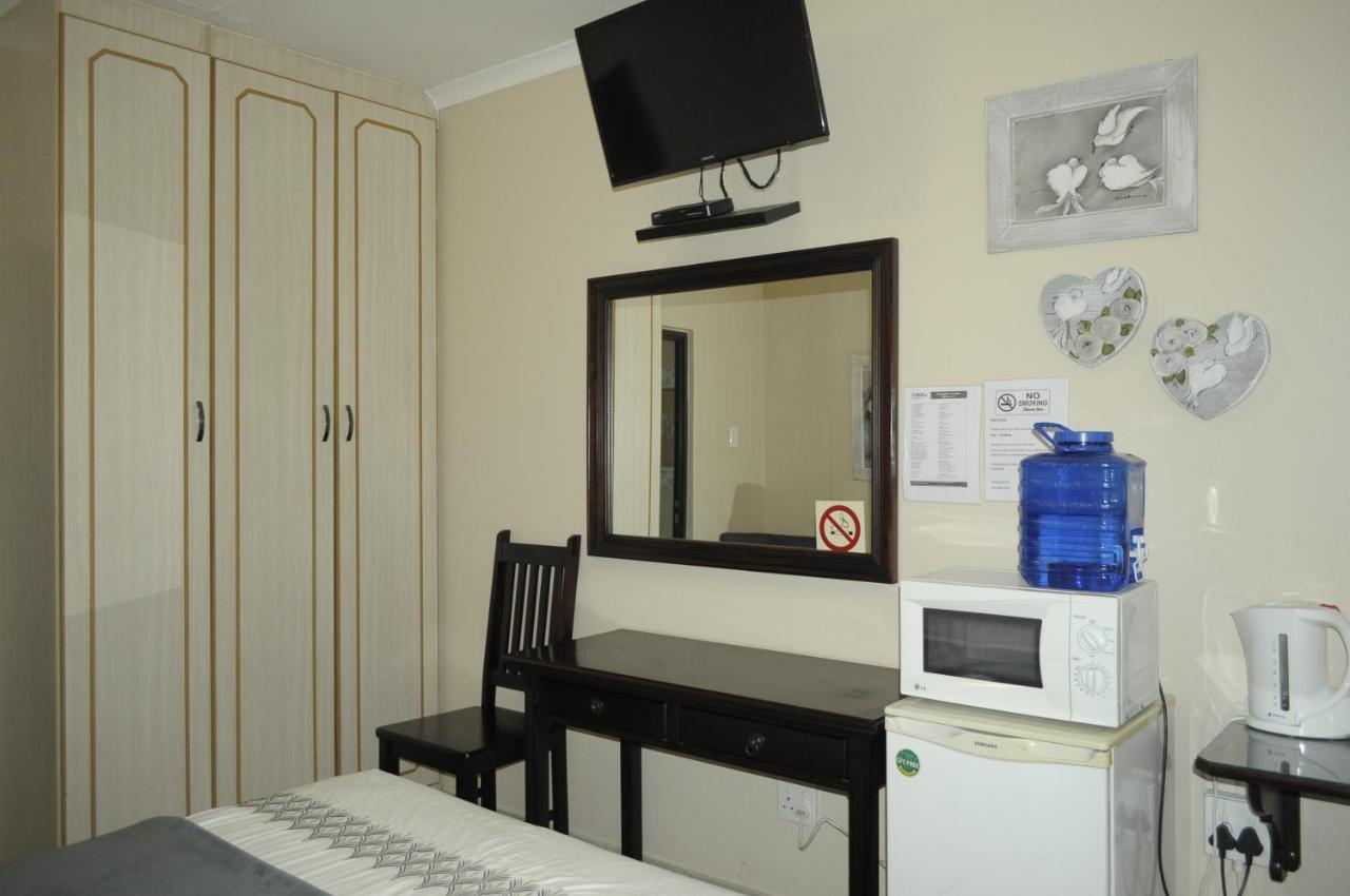 @Home Guest House Рустенбург Екстер'єр фото