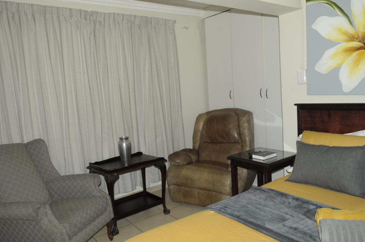 @Home Guest House Рустенбург Екстер'єр фото