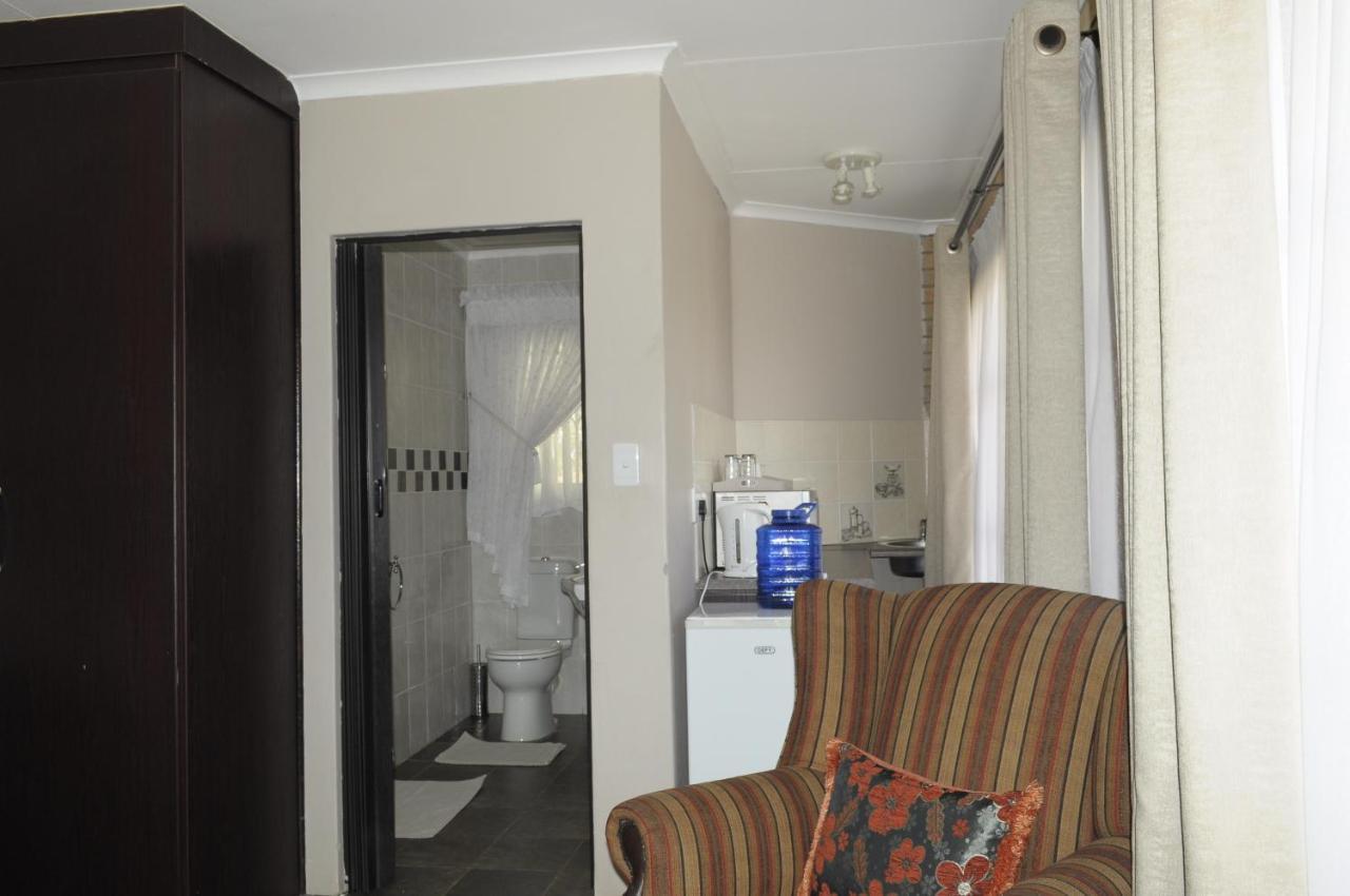@Home Guest House Рустенбург Екстер'єр фото