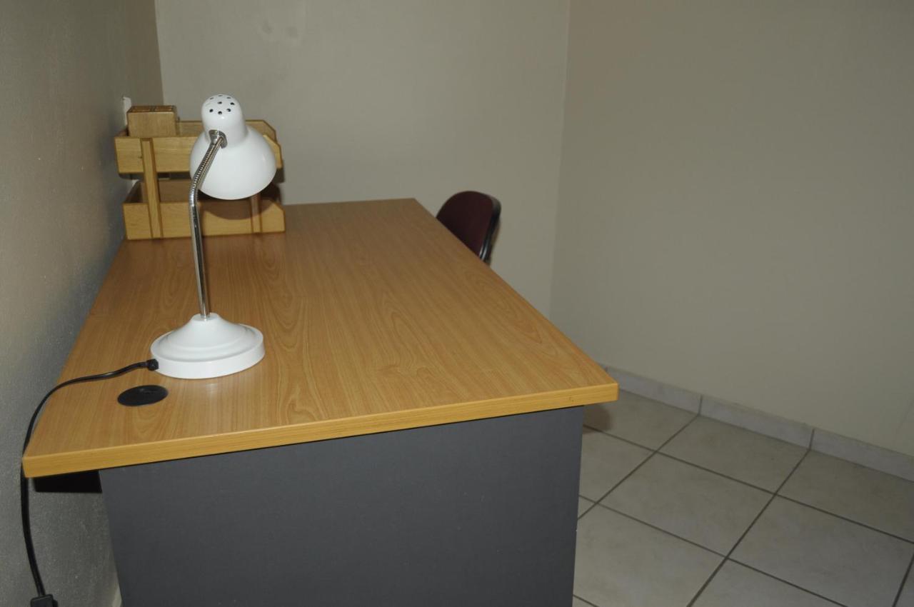 @Home Guest House Рустенбург Екстер'єр фото