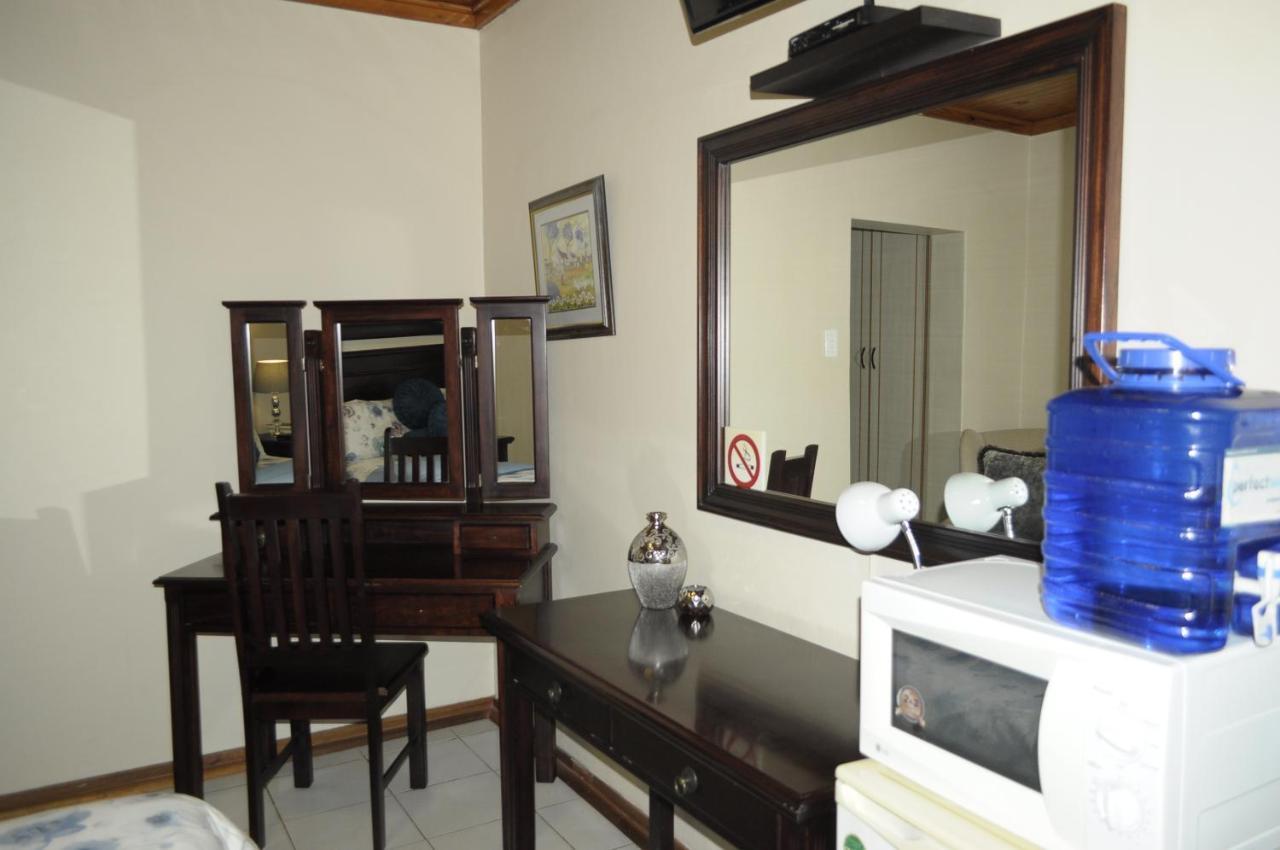 @Home Guest House Рустенбург Екстер'єр фото