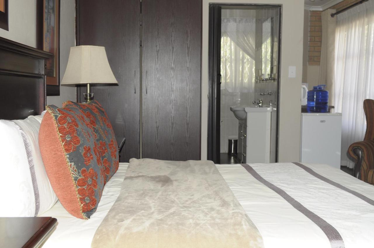 @Home Guest House Рустенбург Екстер'єр фото