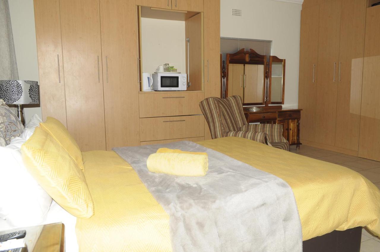 @Home Guest House Рустенбург Екстер'єр фото