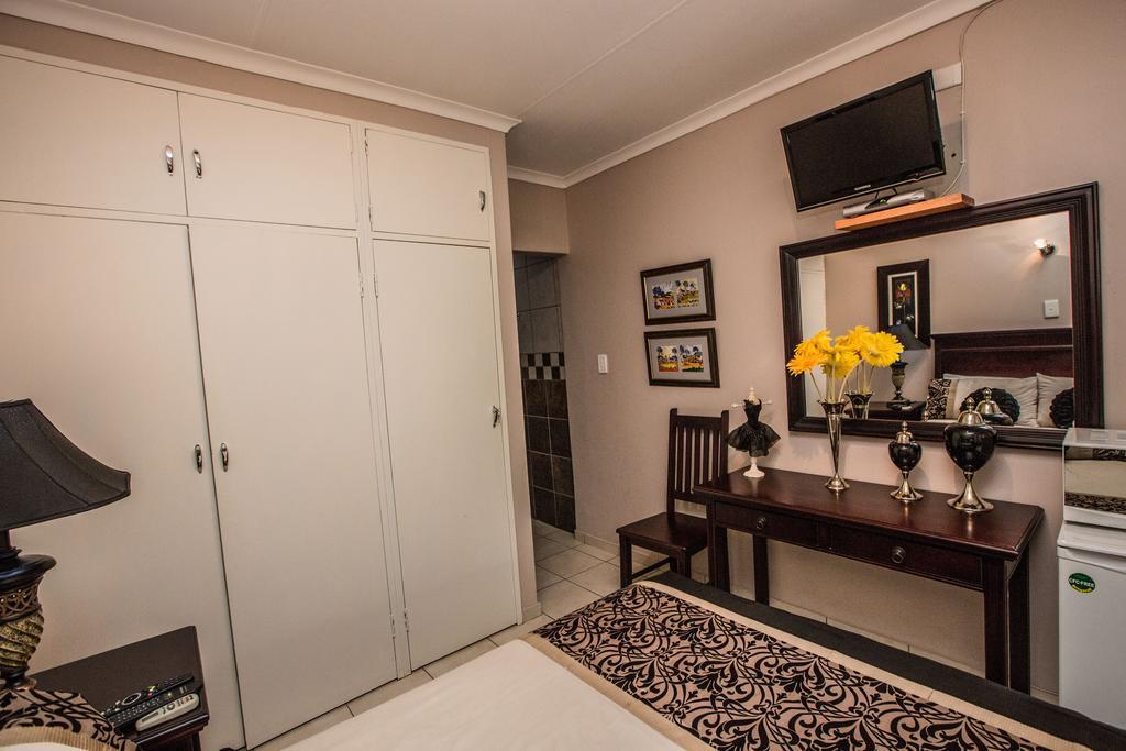 @Home Guest House Рустенбург Екстер'єр фото